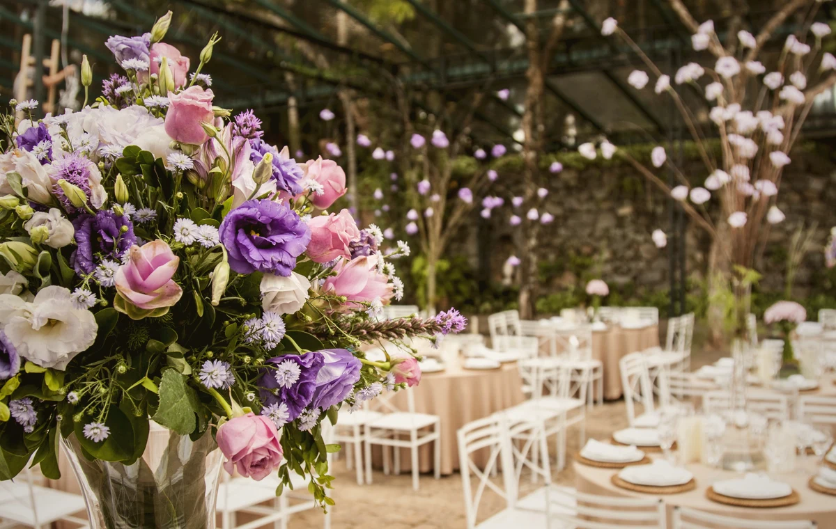 Auto z kierowcą na uroczystość – najważniejsze elementy organizacji